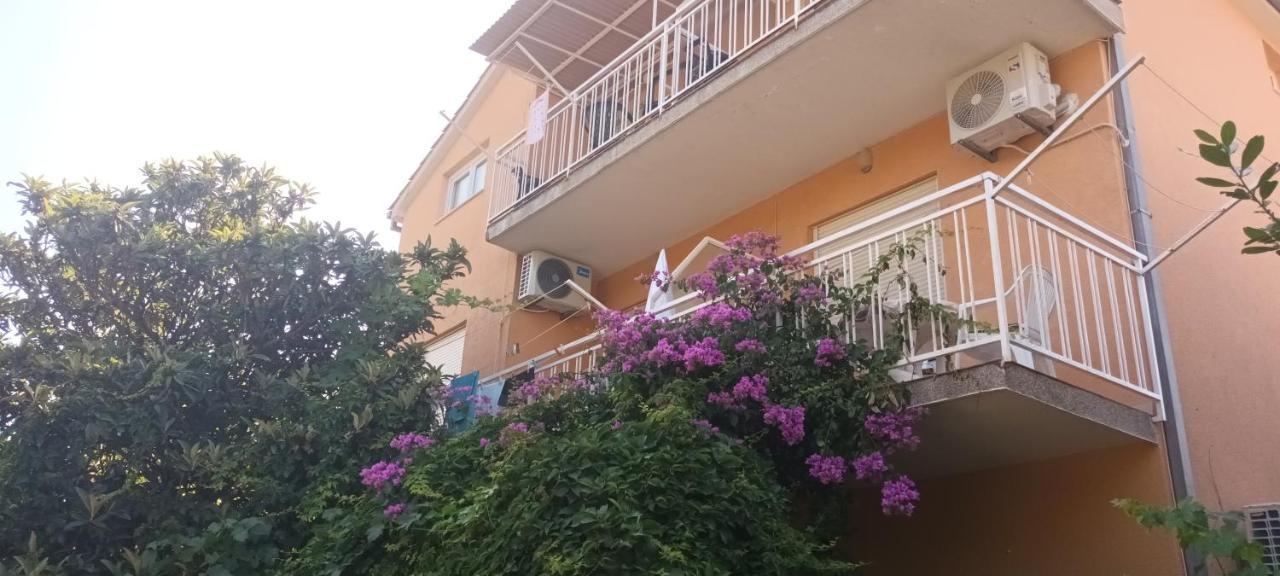 Apartments Bilo Near Primosten Bagian luar foto