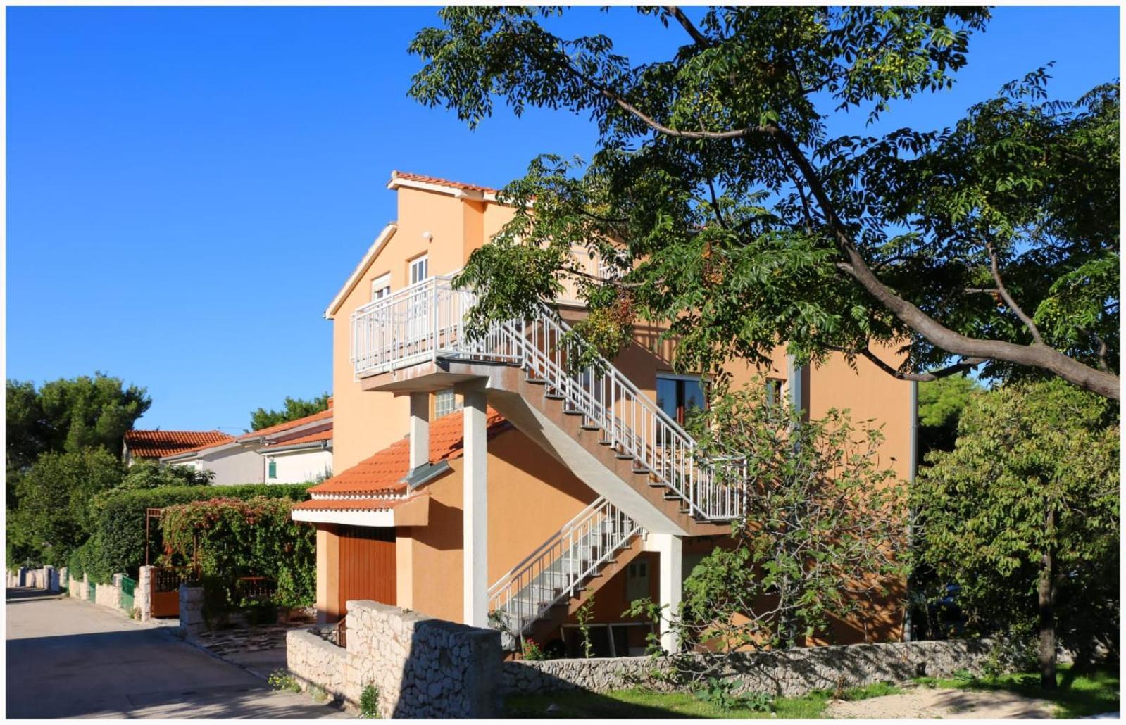 Apartments Bilo Near Primosten Ruang foto